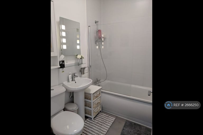 1 bedroom flat in Lanacaster Road, London, W11 (1 bed) (#2666250)