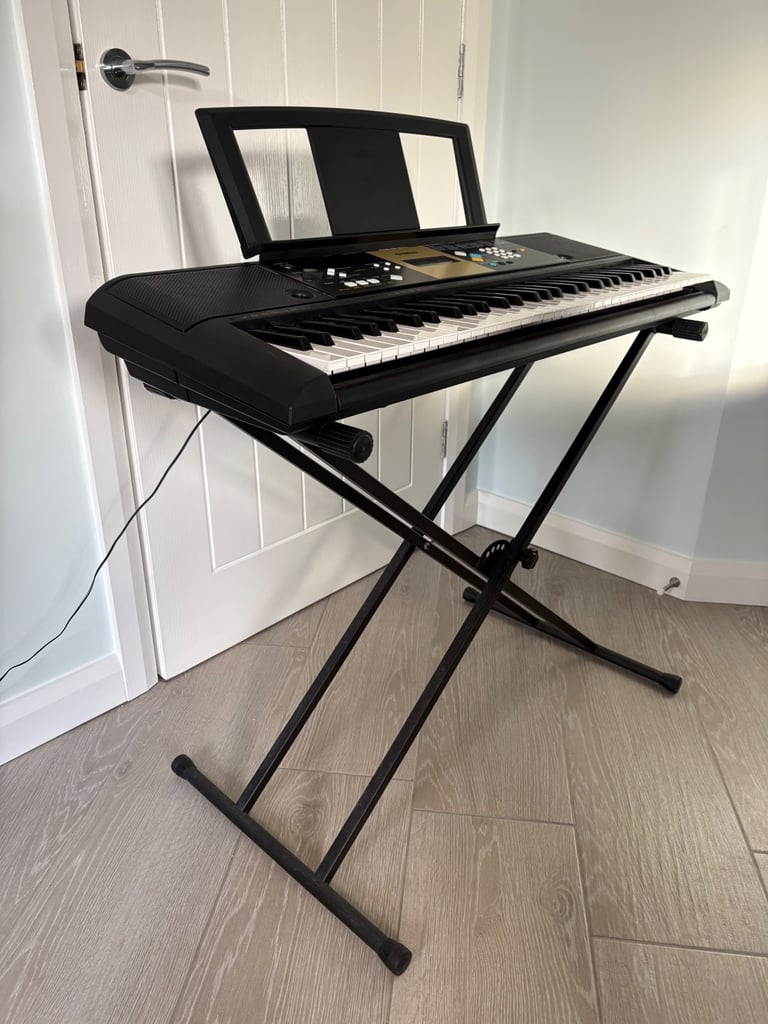 Yamaha YPT-220 Keyboard and Stand
