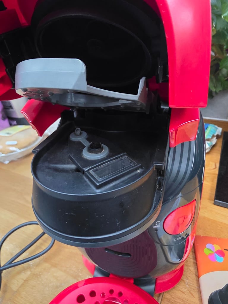 Bosch Tassimo Vivy 2 Red Coffee Pod Machine. Auto Hot Drink Chocolate expresso Latte Barista maker