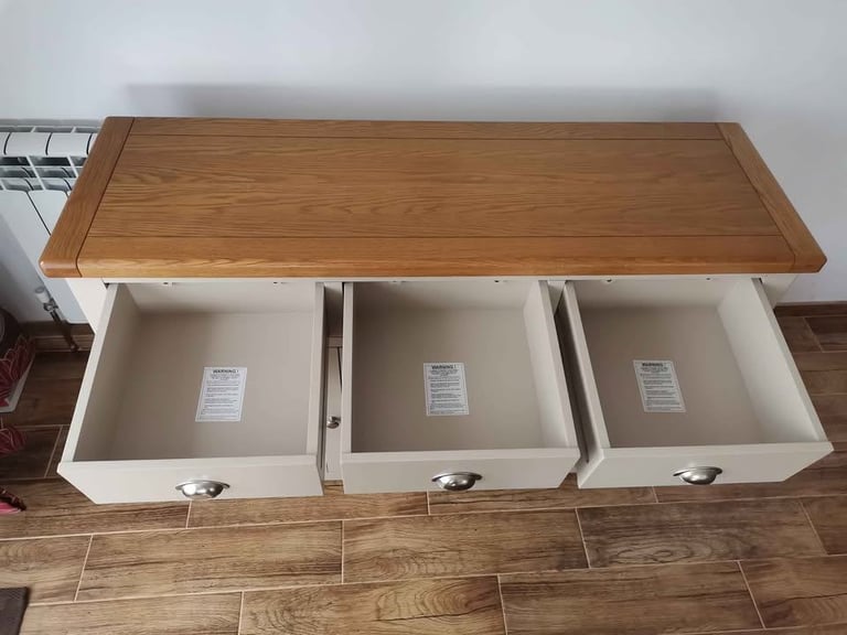 CAN DELIVER - SOLID OAK SIDEBOARD IN VERY GOOD CONDITION 