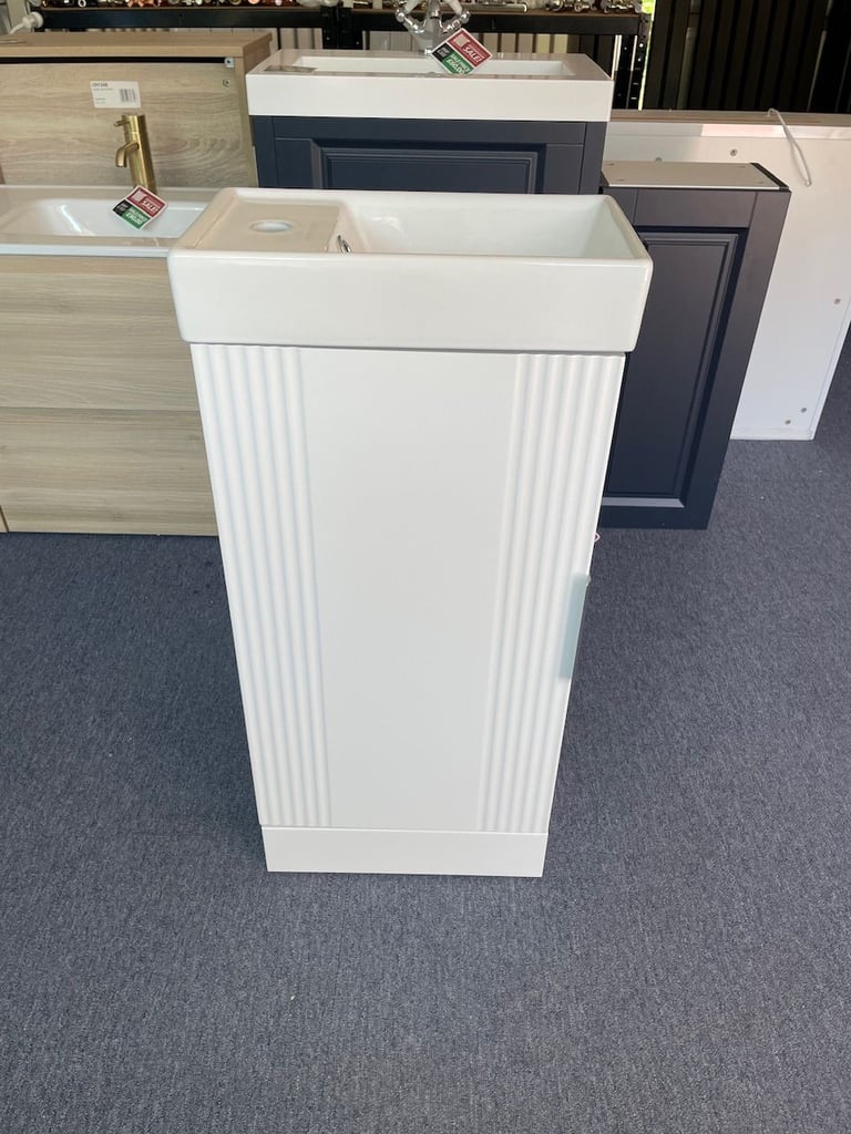 Deco vanity unit and basin