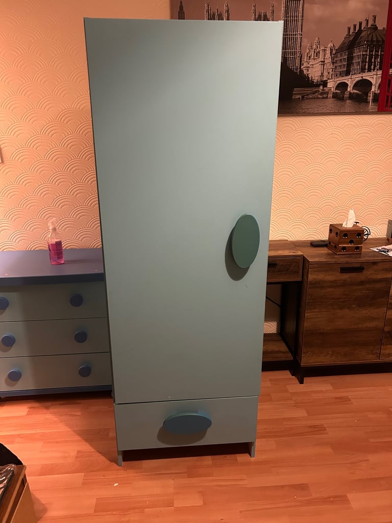 Wardrobe and chest of drawers 
