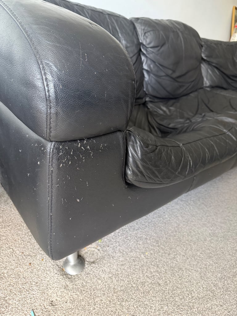 £40!! L-shaped black leather sofa