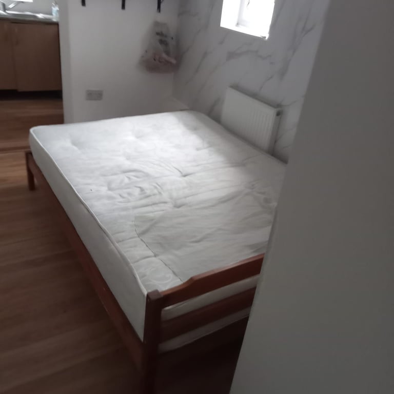 Studio flat 1 minute walk to wood street station