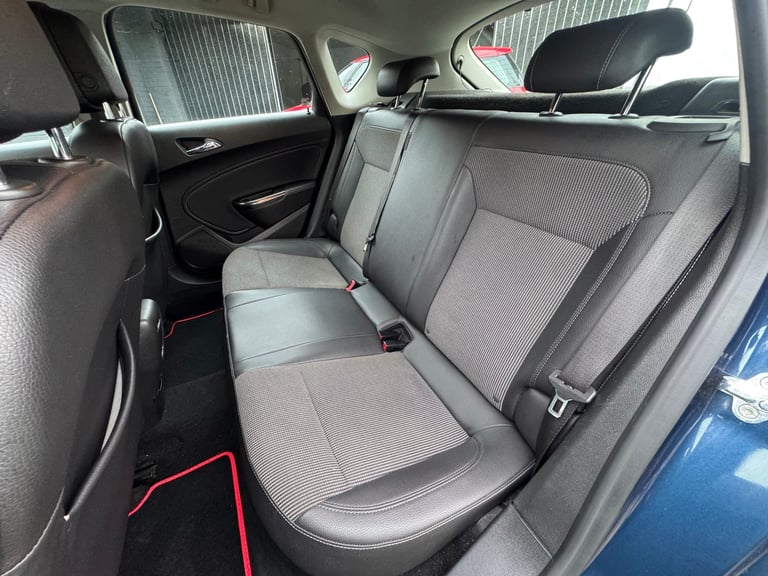 2011 Vauxhall Astra 1.6i 16V SE 5dr HATCHBACK Petrol Manual