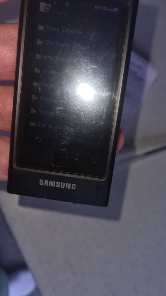 Samsung yp-p3 16gb Bluetooth mp3 player with proprietary wall/ usb charger/ data transfer cable 