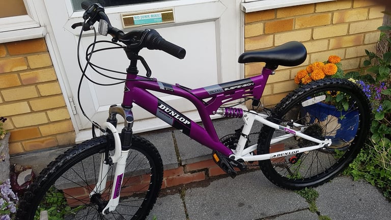 DUNLOP 24" WHEEL BIKE 17" FRAME IN GREAT CLEAN CONDITION AGE 13+