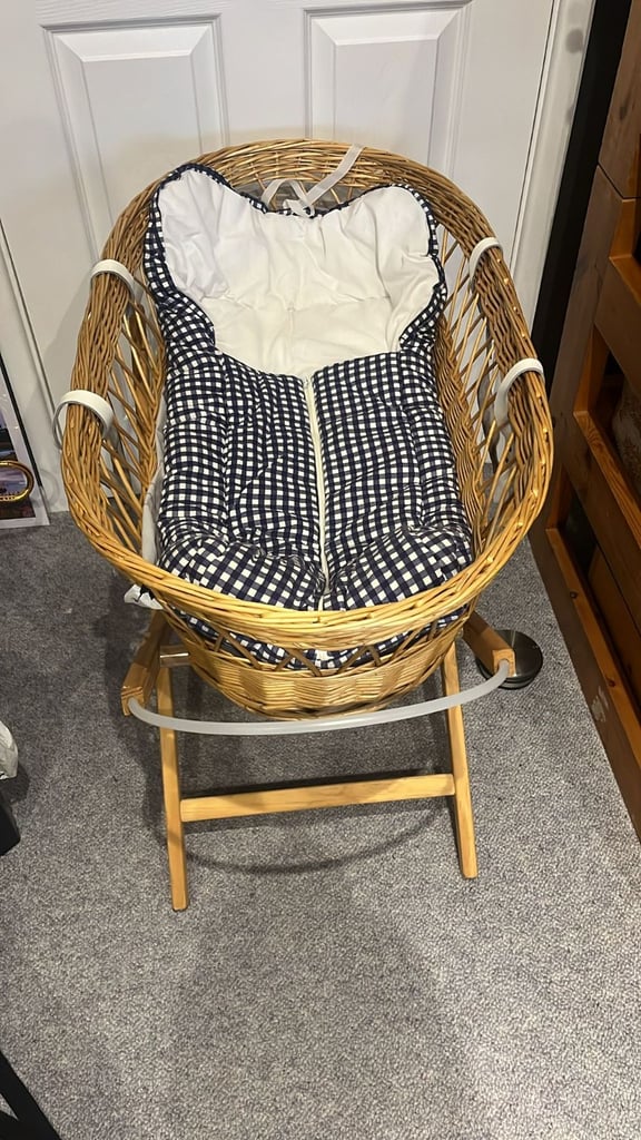 Wicker baby basket with stand