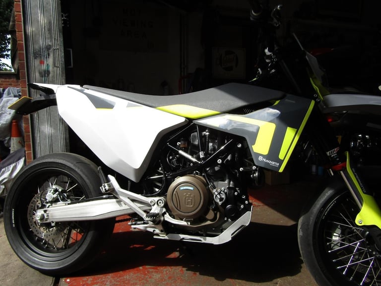 HUSQUVARNA SUPER MOTO 701 *ONLY 1400 MILES* S C EXHAUST * LOVELY * REDUCED* 