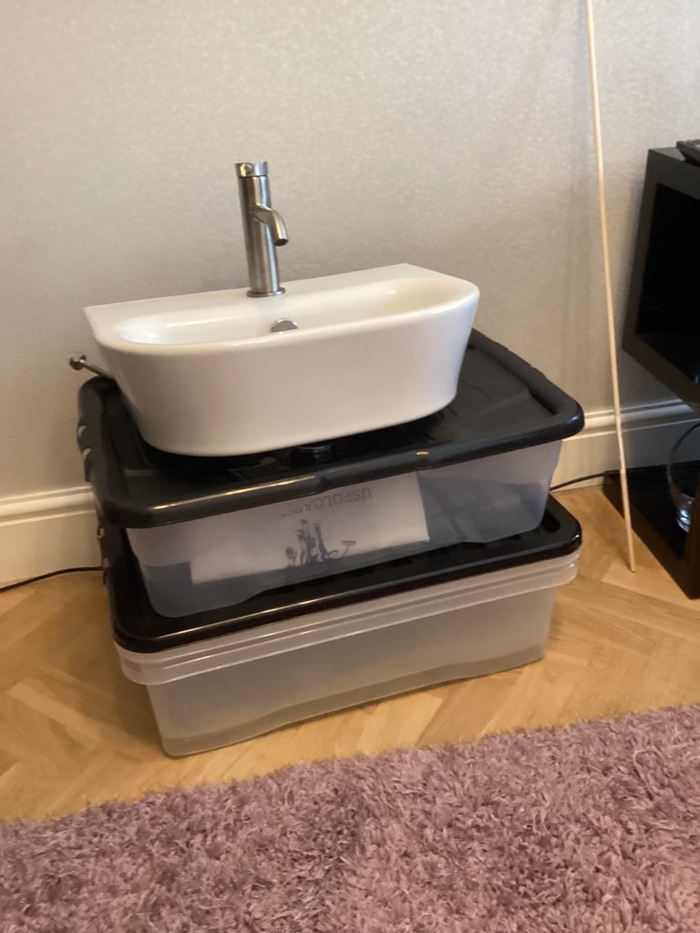 Wall hung basin and mixer tap