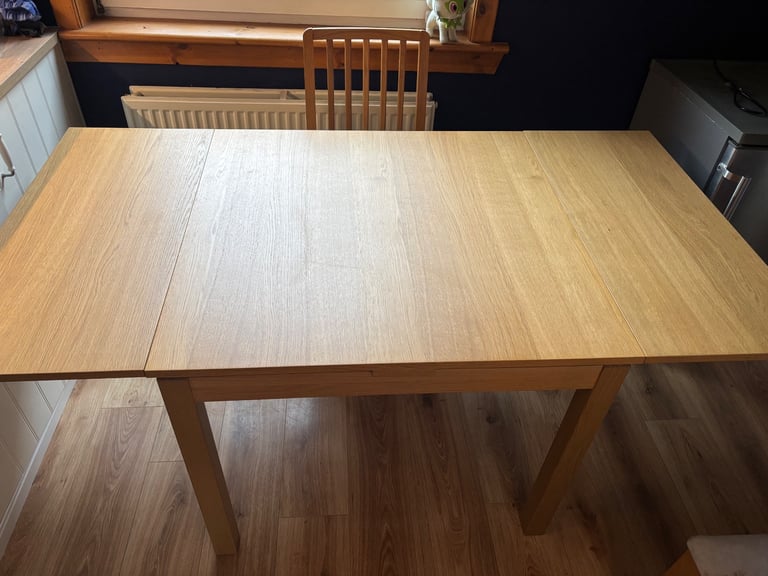 Extendable dining table 