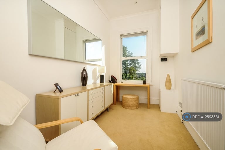 3 bedroom flat in Petersham Road, Richmond, Surrey, TW10 (3 bed) (#2593831)