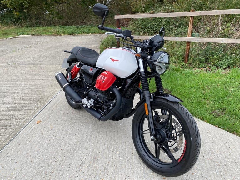 MOTO GUZZI V7 STONE ABS, 2025, 1,264 MILES, STUNNING EXAMPLE ITALIAN 850 TWIN