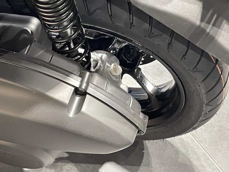 YAMAHA NMAX 125 2025 MODEL IN MILKY WHITE - IN STOCK AVAILABLE NOW !