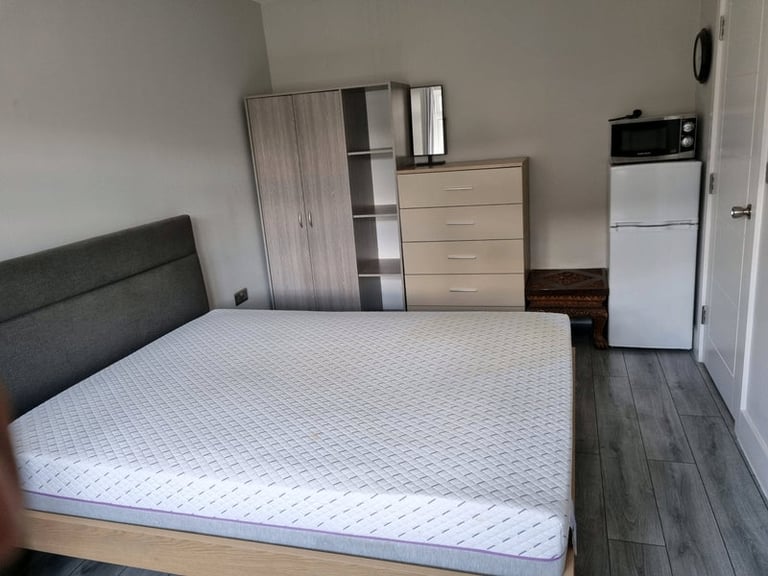 Spacious and Cosy Double Room for Rent in - SM1 4QX