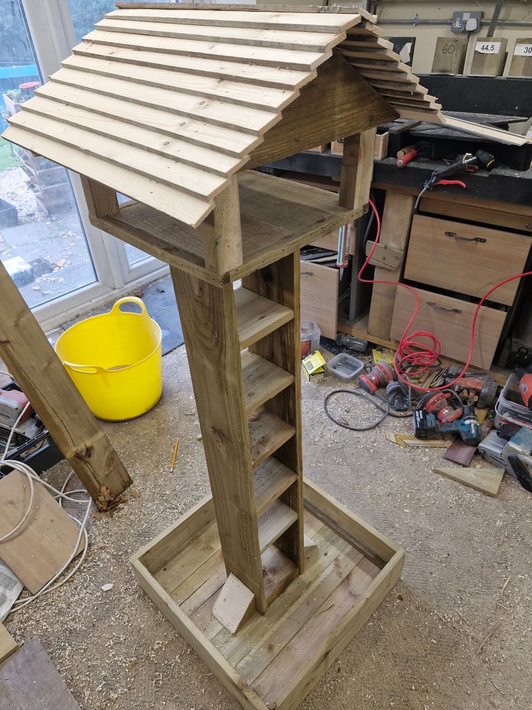 Free standing bird feeder