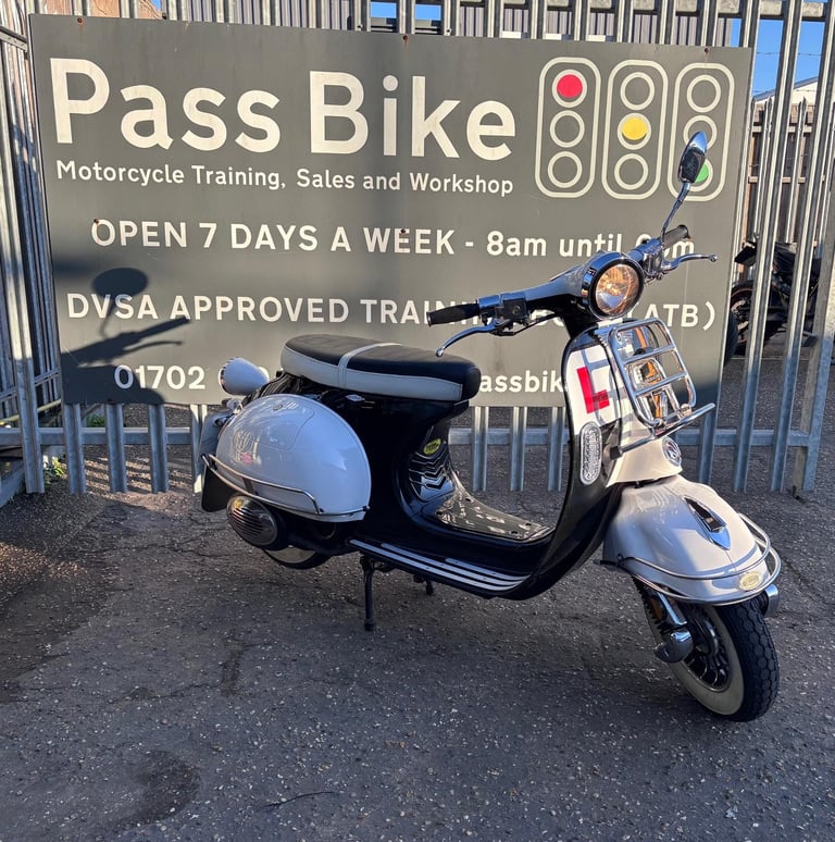 image for AJS Modena Retro Classic Style 125cc Scooter 2017 795 Miles