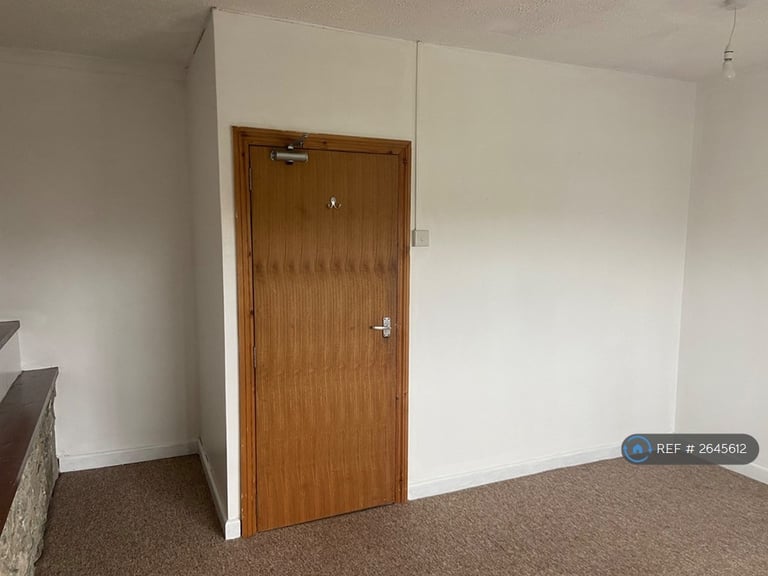 2 bedroom flat in Ivydene, Whitland, SA34 (2 bed) (#2645612)