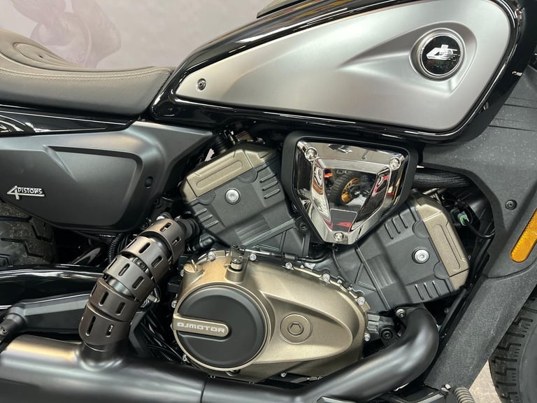 QJ MOTOR SRV 600V 2026 V4 CYLINDER CUSTOM TOP SPEC AND ONLY £5699