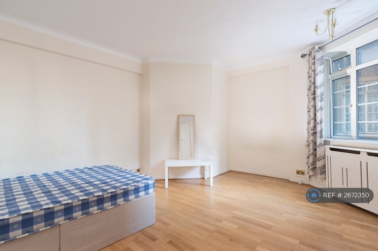 4 bedroom house in Imperial Square, London, SW6 (4 bed) (#2672350)