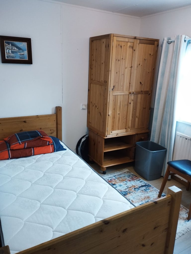 Single room with free parking and bills included