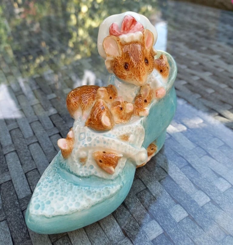 Border Fine Arts Classics - Old Woman In a Shoe (A2440) Beatrix Potter Figurine
