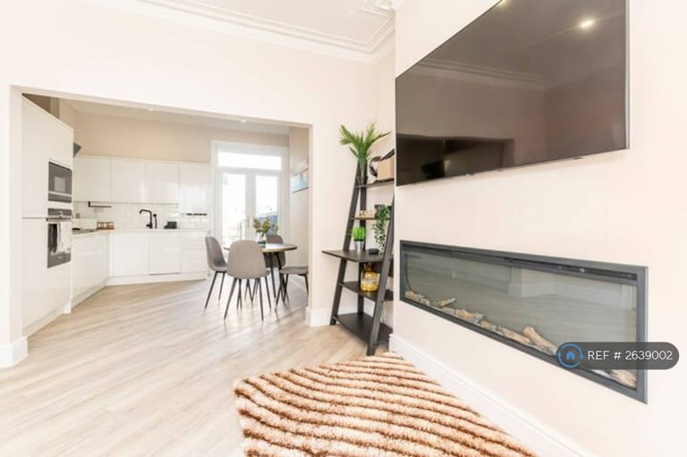 2 bedroom flat in San Remo Parade, Westcliff-On-Sea, SS0 (2 bed) (#2639002)