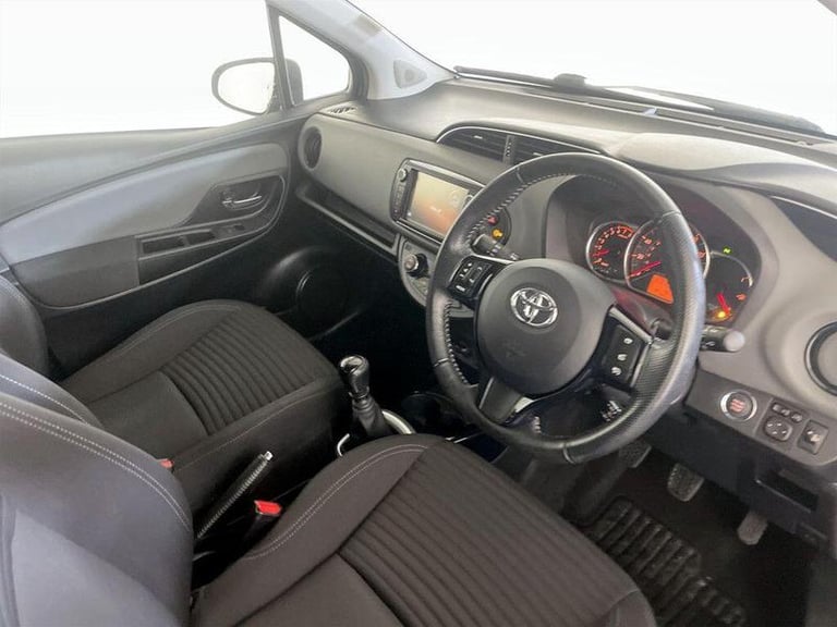 2017 Toyota Yaris 1.33 VVT-i Design 5dr HATCHBACK PETROL Manual