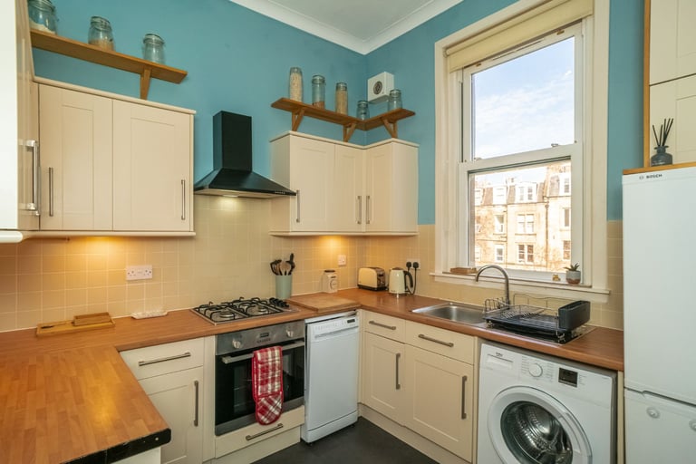 Bright, spacious, extremely well presented 3 bedroom property in Bruntsfield