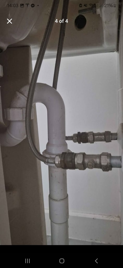 2x Sink good condition with tap and pipes