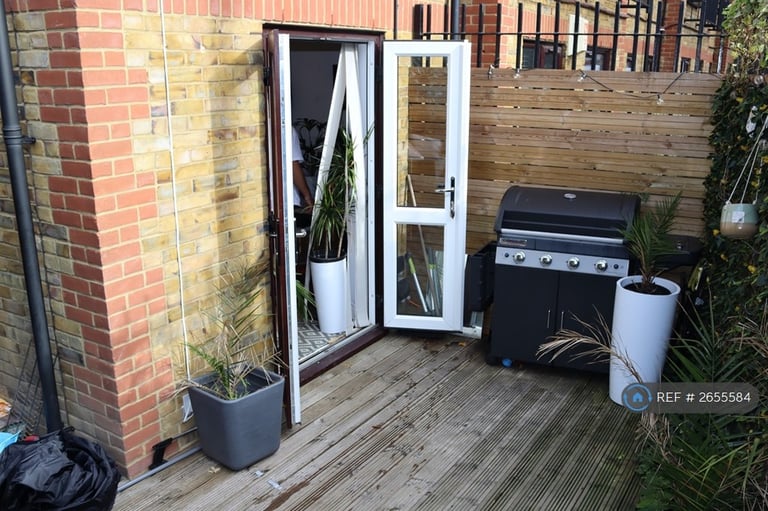 1 bedroom flat in Pavilion Mansions, London, SW9 (1 bed) (#2655584)