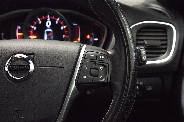 2017 Volvo V40 2.0 T2 R-Design Nav Plus Euro 6 (s/s) 5dr HATCHBACK Petrol Manual