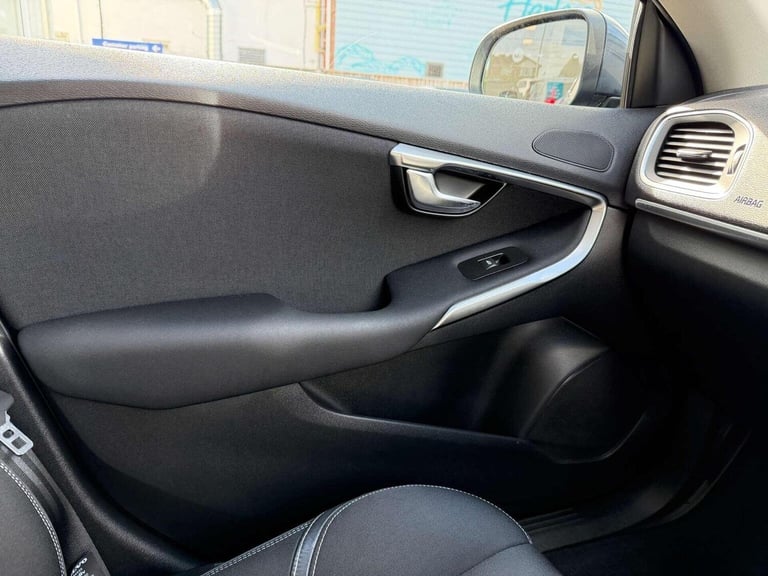 VOLVO V40 2.0 D2 Momentum Euro 6 (s/s) 5dr 2017