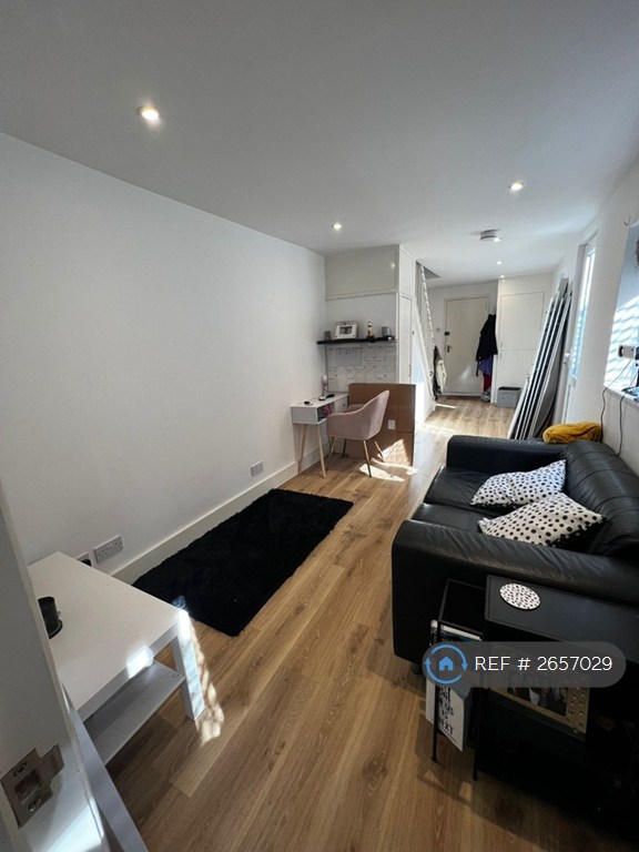 2 bedroom flat in High Road Leytonstone, London, E11 (2 bed) (#2657029)