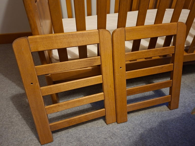 Cot Bed Arabella Deluxe by Lemberk - solid oak 