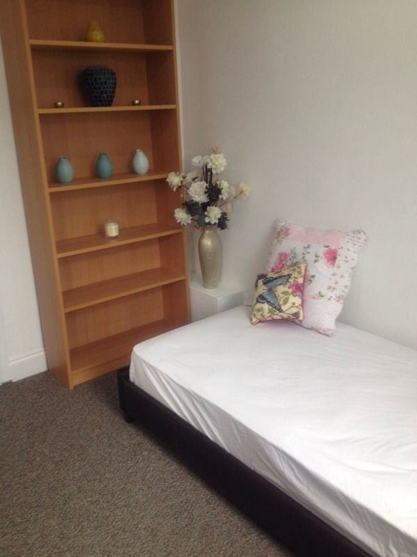 FOUR (4) BEDROOM FLAT IN WALTHAMSTOW, E17 3LL FOR JUST £1835pcm ! {AVAILABLE NOW}