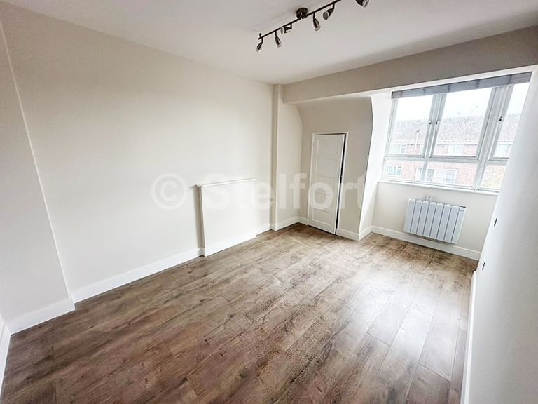 2 bedroom flat in Court Road, London SE9