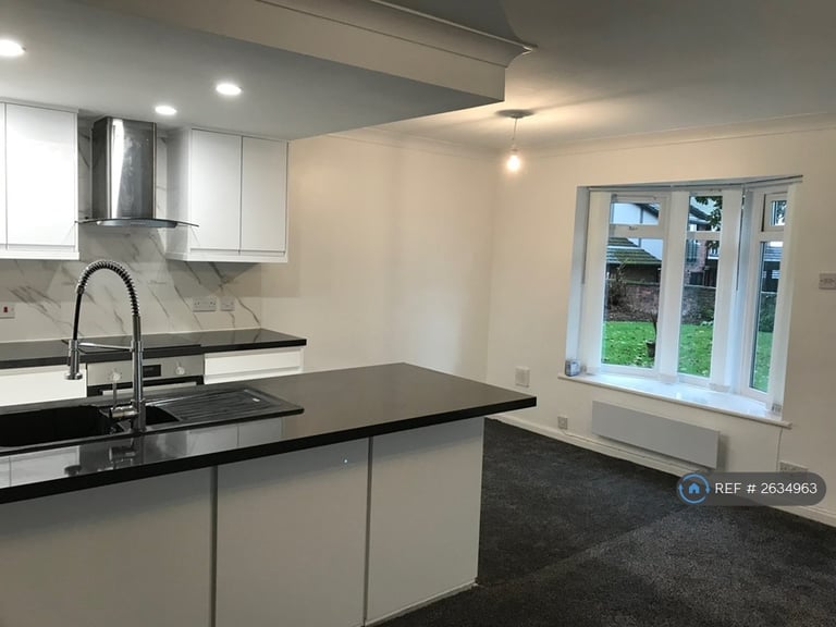 2 bedroom flat in Redcot Court, Whitefield, Manchester, M45 (2 bed) (#2634963)