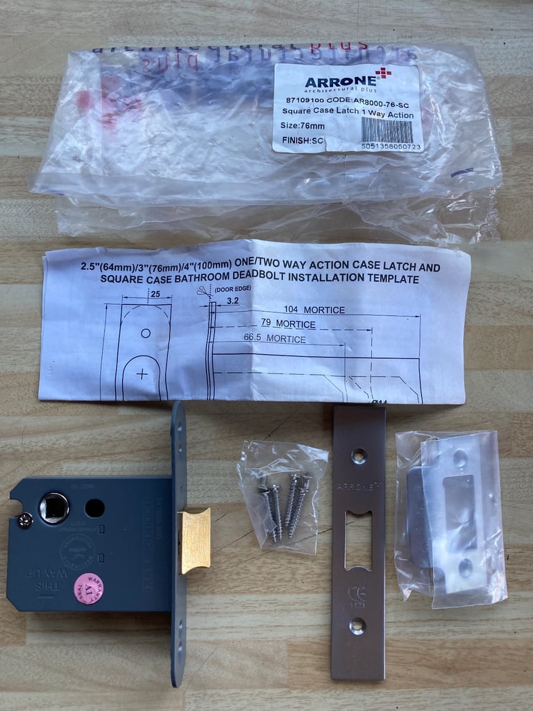 ARRONE LATCH AND SQUARE CASE BATHROOM 