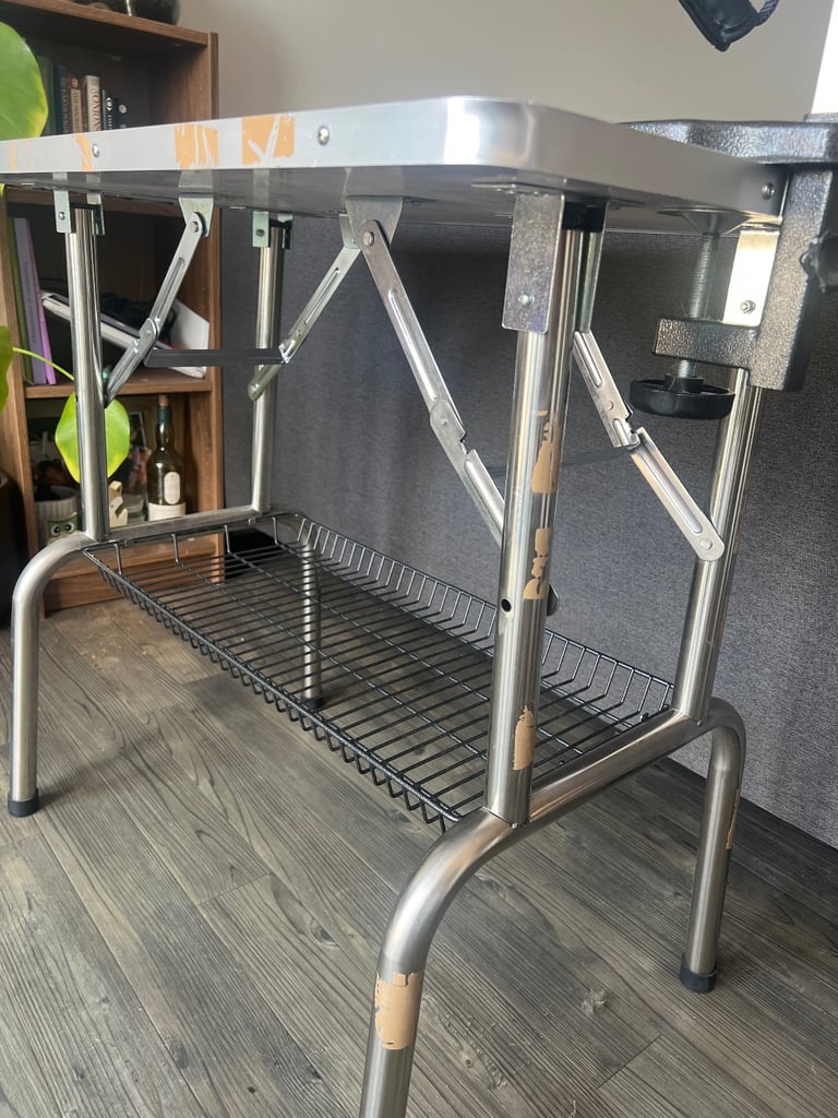 Dog grooming table