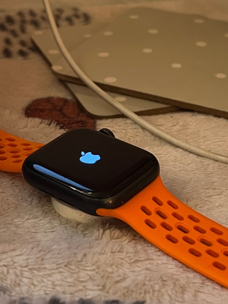 Apple SE smart watch with Orginal box , 3 straps and charger included