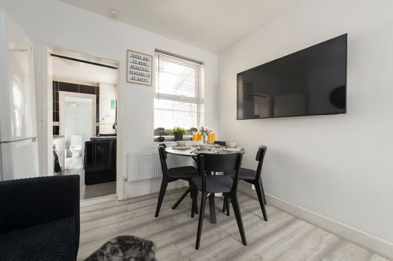 🏡 Spacious 4-Bed House for Rent – CR7 7EP