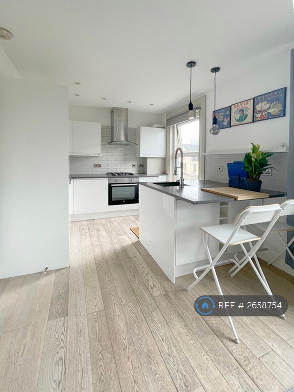 3 bedroom flat in Crystal Palace, London, SE19 (3 bed) (#2658754)