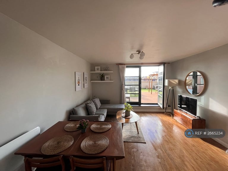 1 bedroom flat in Commercial Road, London, E14 (1 bed) (#2665234)