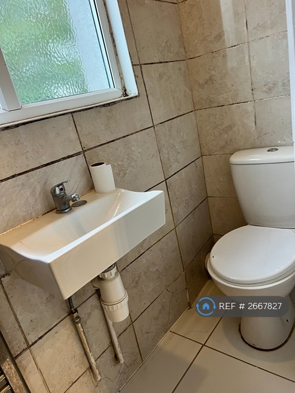 2 bedroom flat in London Road, Westcliff-On-Sea, SS0 (2 bed) (#2667827)