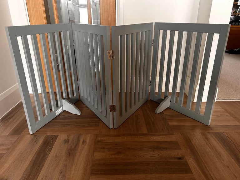 Unipaws 4 panel pet gate freestanding