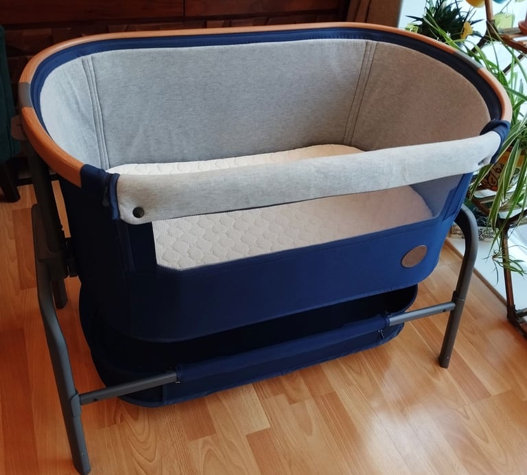  Bedside crib (Maxi Cosi) + mattress + excellent condition