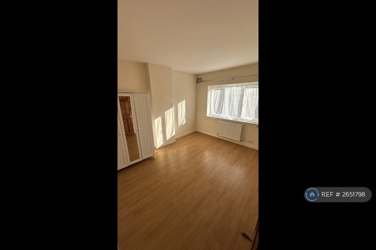image for 2 bedroom flat in Friern Park, London, N12 (2 bed) (#2651798)