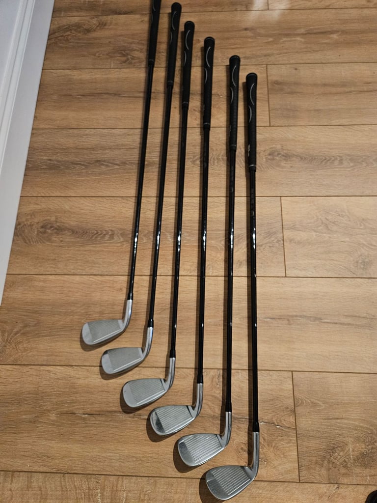 Wilson player-Fit gents premium package set, RH, graphite shafts and cart bag.