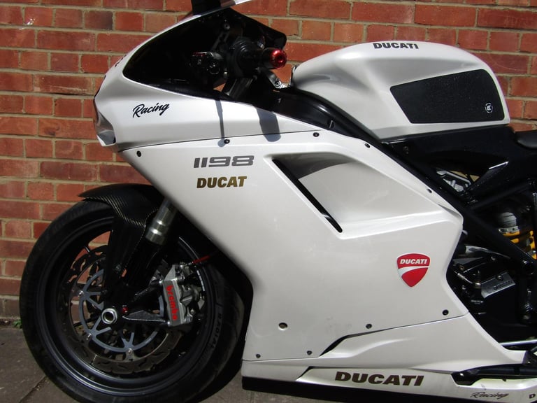 DUCATI 1198 S * PEARL WHITE * REDUCED * LOVELY BIKE * PLATE**EXTRAS**CARBON**